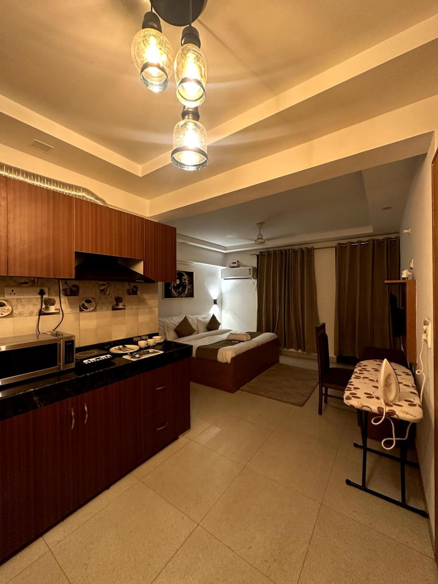 Aura Luxury Studio I Couple Friendly I Near Golf Course Road, Sector 57, Гургаон Екстериор снимка