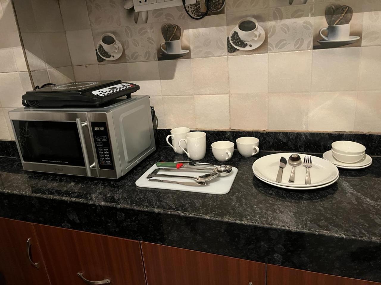 Aura Luxury Studio I Couple Friendly I Near Golf Course Road, Sector 57, Гургаон Екстериор снимка