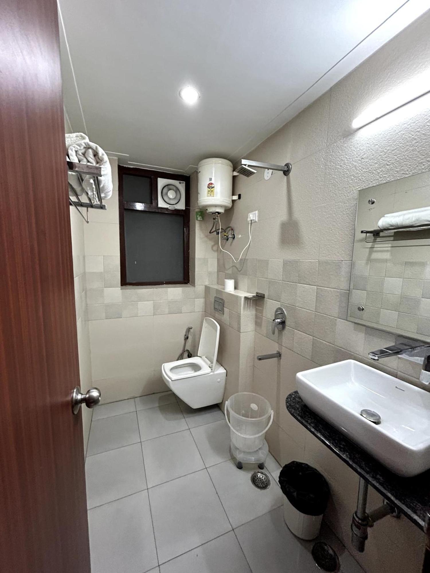 Aura Luxury Studio I Couple Friendly I Near Golf Course Road, Sector 57, Гургаон Екстериор снимка