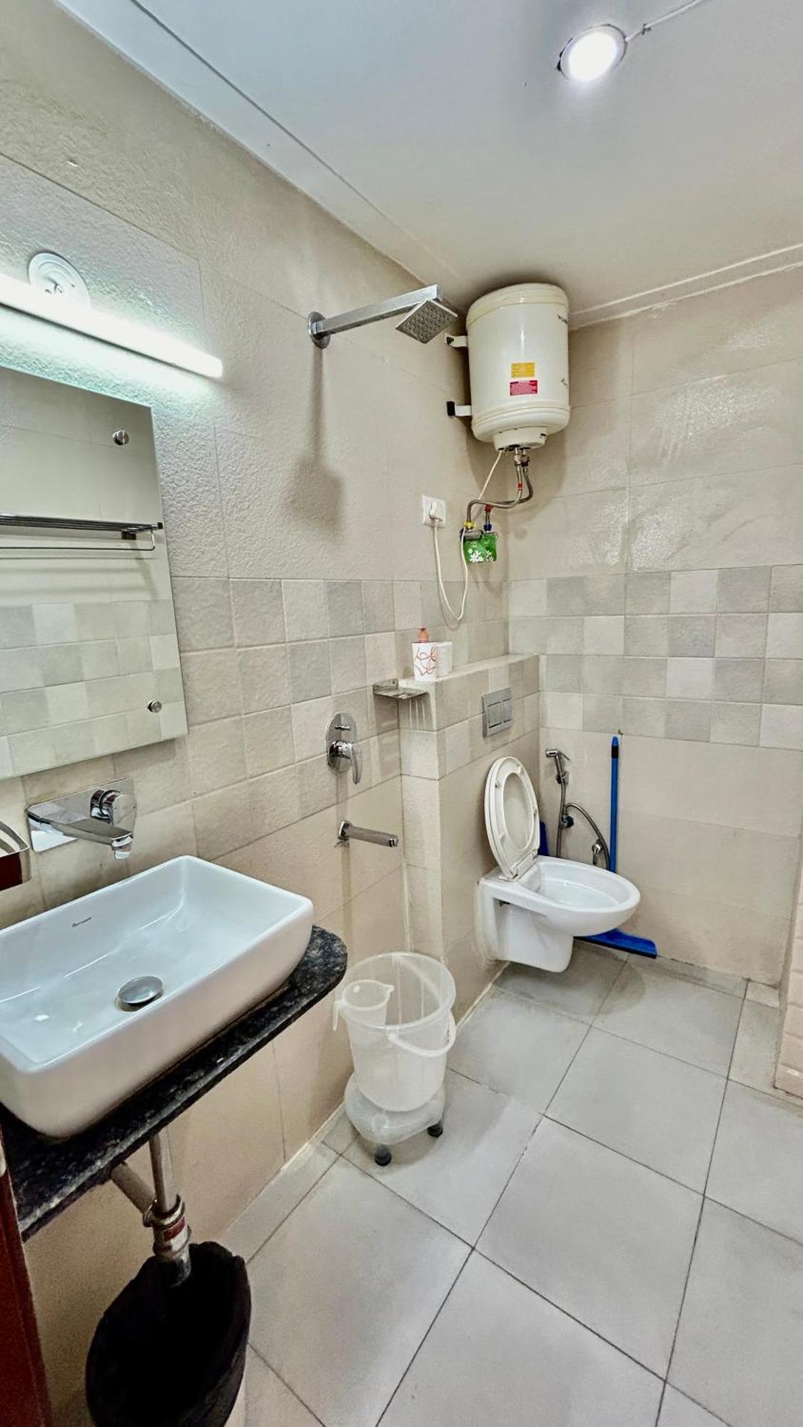 Aura Luxury Studio I Couple Friendly I Near Golf Course Road, Sector 57, Гургаон Екстериор снимка