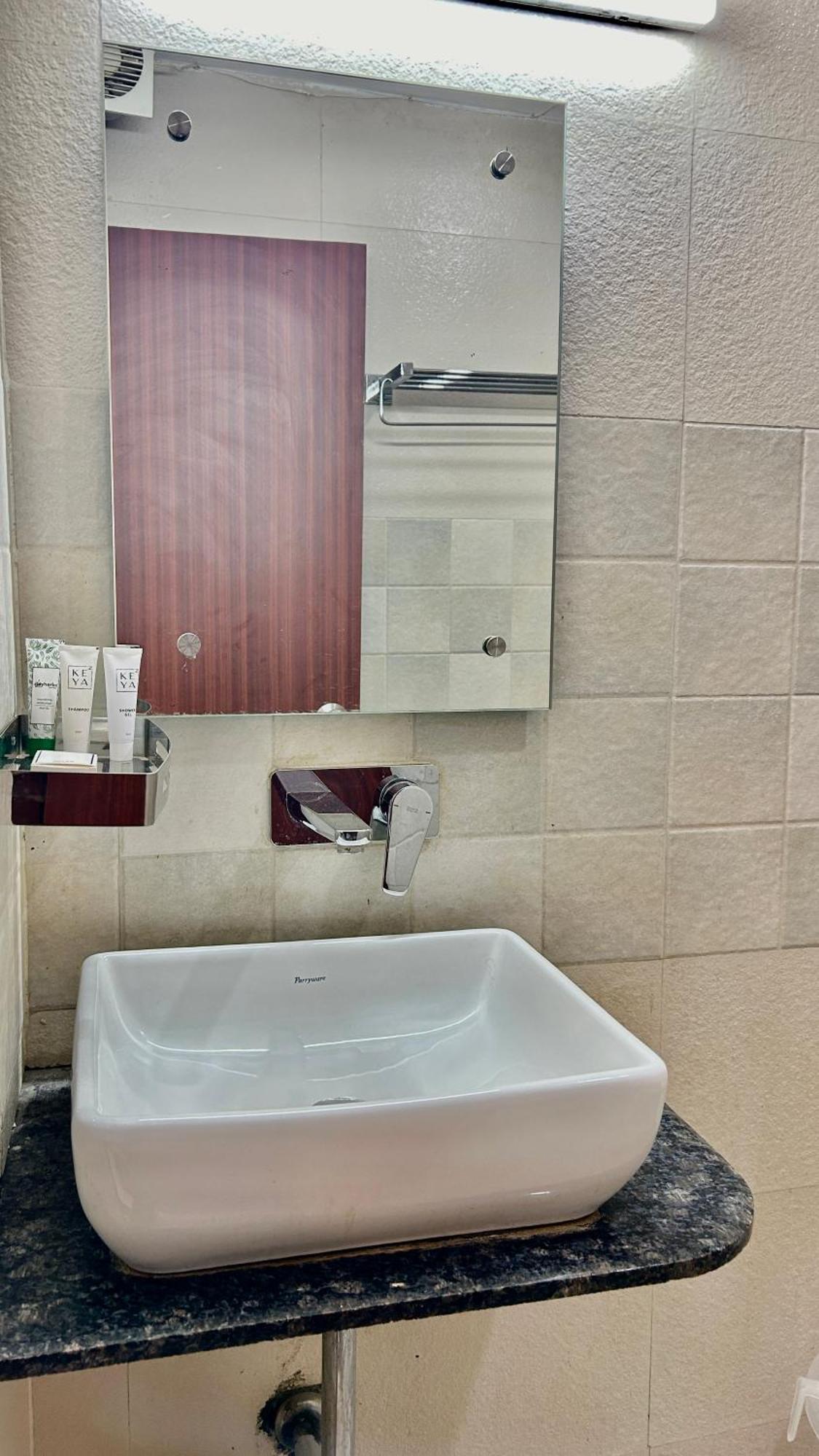 Aura Luxury Studio I Couple Friendly I Near Golf Course Road, Sector 57, Гургаон Екстериор снимка