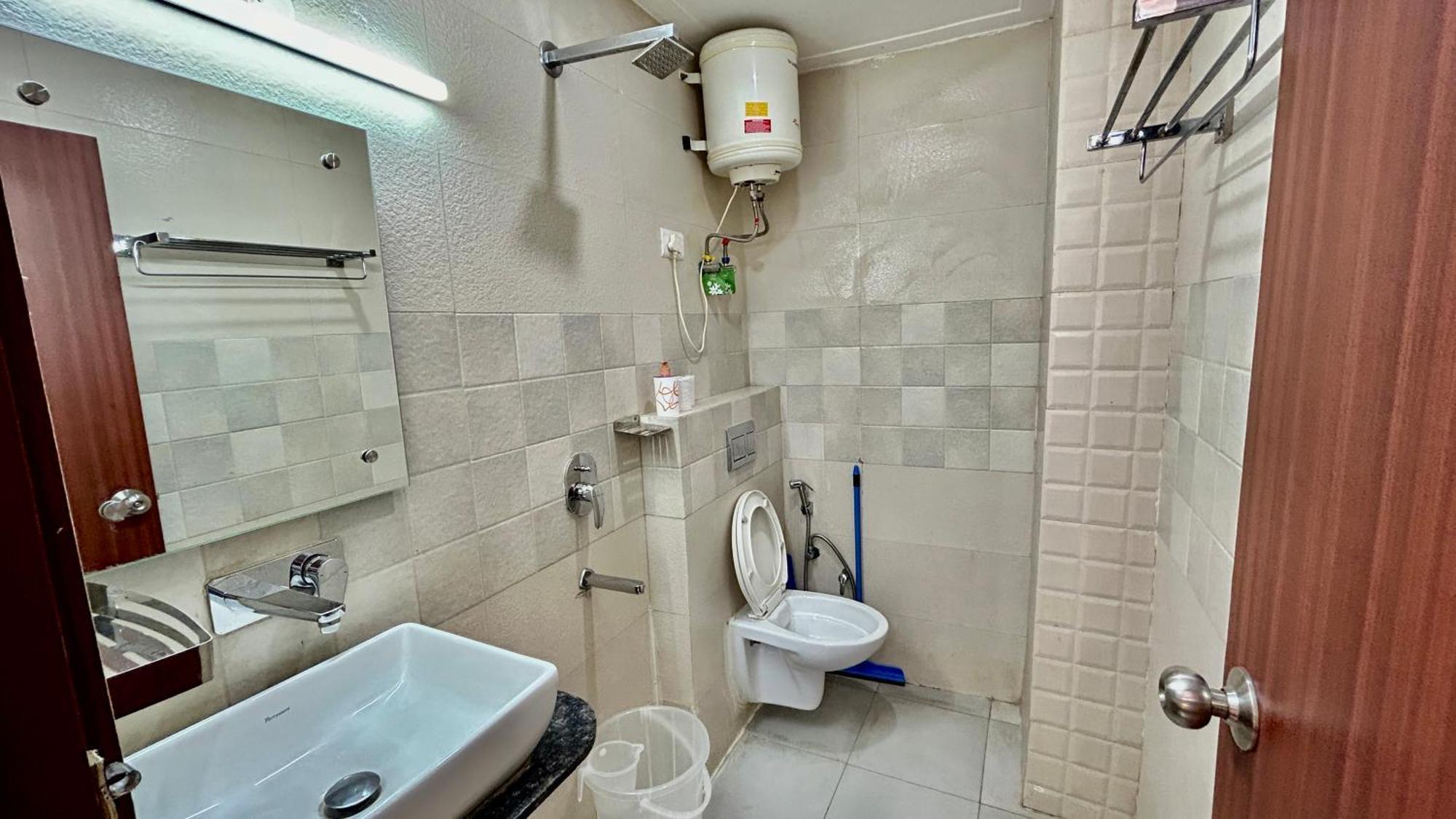 Aura Luxury Studio I Couple Friendly I Near Golf Course Road, Sector 57, Гургаон Екстериор снимка