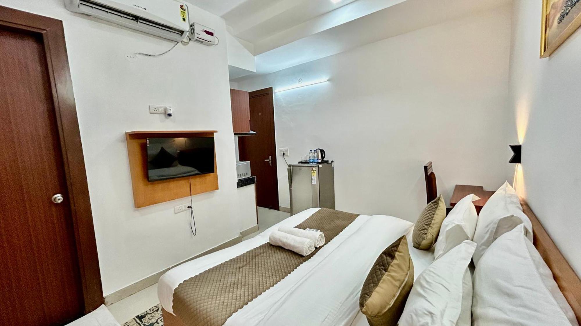 Aura Luxury Studio I Couple Friendly I Near Golf Course Road, Sector 57, Гургаон Екстериор снимка
