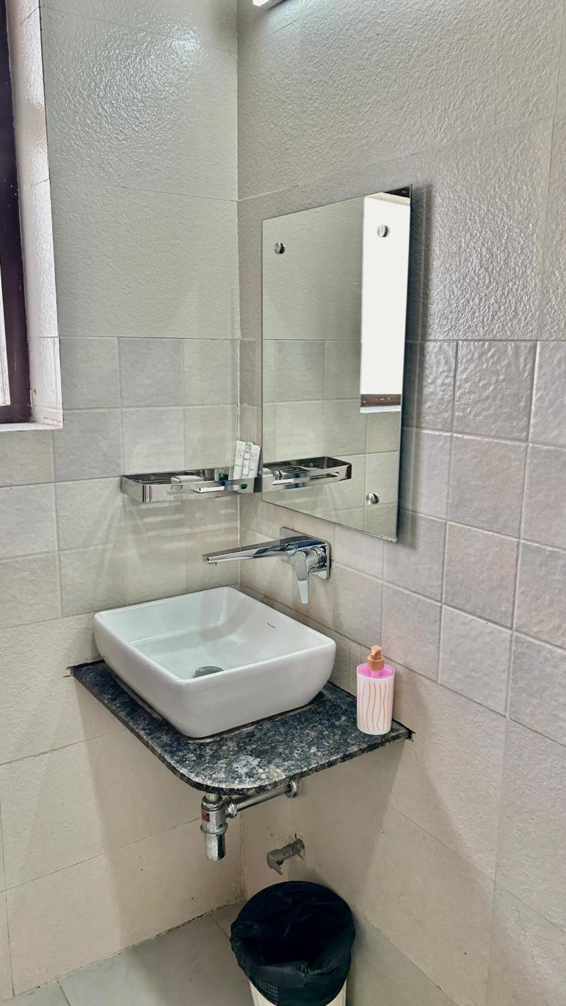 Aura Luxury Studio I Couple Friendly I Near Golf Course Road, Sector 57, Гургаон Екстериор снимка
